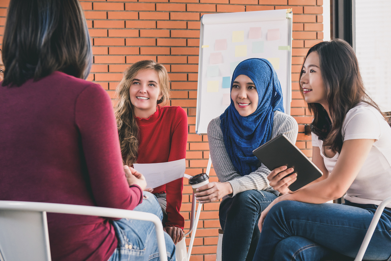Diverse groep vrouwen in workshop over werk en oriëntatie