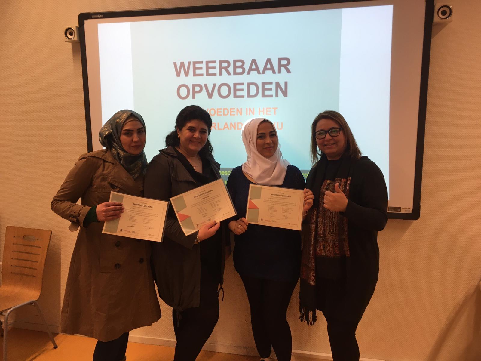 Geslaagde deelnemers Weerbaar Opvoeden met certificaat
